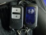 スマートキー付!キーを取り出さなくてもドアロックの施錠・開錠、エンジンの始動が出来ます!雨の日や荷物の多い日にとても便利ですね