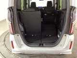 リヤシートを倒さなくても、大きくて使いやすい荷室。