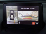 【360&deg;ビュー・モニター】専用カメラにより上から見下ろしたような視点で360度クルマの周囲を確認することができます。駐車が苦手な方でも縦列駐車や幅寄せ時に活躍してくれます。