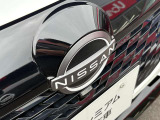NISSANエンブレムに内蔵されたセンサーで2台前を走る車両を検知し注意を喚起してくれるインテリジェントFCW(前方衝突予測警報)が付いています!高速道路の走行時に前が見えないときなどに役立ちます!