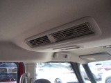 天井にはシーリングファンが付いていてエアコンの風が後席の方にも届けられます。