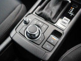 マツダコネクトを操作するコマンダーコントロールです。運転中に自然と手の触れる位置に配置されています。