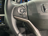 ステアリングにオーディオ操作スイッチが付いています。オーディオ画面に直接タッチしなくても操作が出来ますので、運転に集中できます。