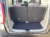 リヤシートを倒すとラゲッジスペースが広がります。リヤシートの背もたれを倒すだけのワンアクションで広いラゲッジスペース!背もたれは5:5分割可倒式です。