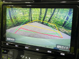 【バックカメラ】駐車時に後方がリアルタイム映像で確認できます。大型商業施設や立体駐車場での駐車時や、夜間のバック時に大活躍!運転スキルに関わらず、今や必須となった装備のひとつです!