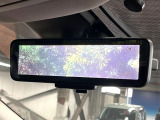 【インテリジェントルームミラー】後席の大きな荷物や同乗者で後方が確認しづらい時でも安心!カメラが撮影した車両後方の映像をルームミラー内に表示。クリアな視界で状況の確認が可能です!