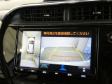 【全周囲モニター】車を上空から見下ろしたような映像をカーナビ画面に映し出し、車庫入れや縦列駐車をサポートしてくれます。