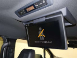 <リアモニター(後席モニター)>車の後部座席から動画の視聴が楽しめる車載モニターです。