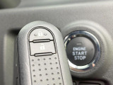 【スマートキー】カバンやポケットに入れたままでもドアの施錠・解錠が可能なスマートキーを装備。エンジンのオン・オフ時もカギを取り出す必要が無いからとっても便利です♪