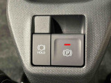 指先だけで簡単に操作が可能な電動パーキングブレーキを採用。「HOLD」スイッチを押すと、渋滞や信号待ちなどでブレーキペダルから足を離しても、ブレーキを保持するので安心です