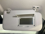 【運転席サンバイザー】鏡が付いているのでメイク直しなどにも便利★