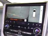 パノラミックビューモニターシステムが付いているので車の上から見た映像が確認できますよ。 一目で車両周辺の情報を確認できますが、直接安全をご確認下さい。