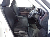 フロントシートはベンチシートで運転席と助手席の移動が簡単です。真ん中にはアームレストも装備されています!またシートの高さも調整もできます。