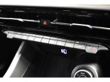空調関連操作スイッチを中央に操作性もよく、USBポートType A/C、ワイヤレスチャージングパッドも標準搭載です。