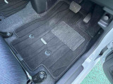 痛みの出やすい運転席シートの角、フロアマット、座面、ともに良好です