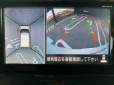 アラウンドビューモニターです。4つのカメラからの映像を合成・処理することで空から見下ろすような視点で周囲を確認でき、駐車時のクルマの位置確認がスムーズになります。