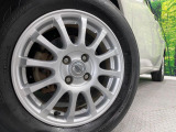 【純正15インチアルミホイール】外観にマッチした純正アルミホイールを装着しております。各種社外アルミホイールや、スタッドレスタイヤも取扱いしております。是非ご相談ください♪