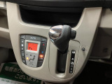 シフトレバーは扱いやすいインパネシフトです!オートエアコンも装備ですよ♪