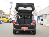 バックドアは雨でも荷が濡れにくい上開き跳ね上げ式。レジャーやショッピングの荷物も積みやすそうですね!