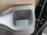 運転席側の手の届きやすい位置にもドリンクホルダーが付いています。
