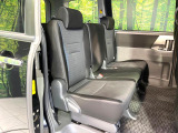 後部座席も気になるようなキズ・汚れやへたり等、大きなダメージはなく、良好な状態です。