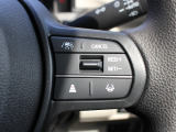 クルーズコントロールが装備されており、速度設定をするだけで一定の速度で自動走行が可能!!一定速度の走行なので燃費の向上やアクセルペダルを踏む必要が無いので長距離ドライブが快適になります!!