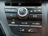 車内環境を自動でコントロールするフルオートエアコン。長距離ドライブも快適です。