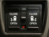 【両側パワースライドドア】両側がパワースライドドアになっており、運転席のスイッチやスマートキーでも開閉が可能です!開口部も広いので乗り降りも楽々♪