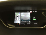 パノラミックビューモニター付きです。車両を上から見たような映像をディスプレイオーディオ画面に表示。運転席からの目視だけでは見にくい、車両周辺の状況をリアルタイムでしっかり確認できます。