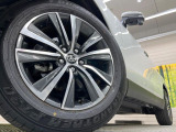 【純正アルミホイール】外観にマッチした純正アルミホイールを装着しております。各種社外アルミホイールや、スタッドレスタイヤも取扱いしております。是非ご相談ください♪
