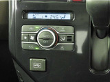 オートエアコンを装備しておりますので、四季を通じて車内を快適な温度に保つことが出来ます!高級感が有りますね!