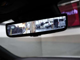 【デジタルインナーミラー】車両後方カメラの映像をインナーミラー内のディスプレイに表示。視界を遮るものがない映像で、後方の安全確認がより快適になります。一度お店でご確認して下さい!!
