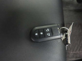 スマートキーです。バッグやポケットに携帯していれば、キーを取り出さなくてもドアの解錠・施錠ができます。エンジンの始動はブレーキを踏みながらパワースイッチをワンプッシュするだけです。