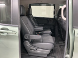 2列目セパレートシートです。左右シートが離れているので開放感が高まります。前席から後席へ移動ができるウォークスルーがとても便利です。