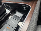 3種類のドライブモードは駐車時に運転しやすいようにクリープを設定しています。さらにエンジン音無しで走りたいときにはEVモードなど便利なモードが付いています。オートブレーキホールドも便利ですよ!!