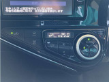 オートエアコンを装備しておりますので、四季を通じて車内を快適な温度に保つことが出来ます!高級感が有りますね!