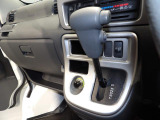 【インパネシフト】足元が広く使えるインパネシフトを採用しています。運転席と助手席の移動もスムーズに行えます。