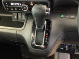 自然に手が届き、操作性の良いインパネシフトに、パーキングブレーキは、フットブレーキタイプなので、運転席と助手席の間はすっきりしています。
