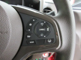 ハンドル右側にはクルーズコントロールのスイッチが装備され運転中の操作も安心して行えます!
