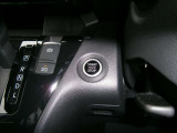 アイドリングストップ機能付です。特別な操作をしなくても、普段通りの運転をするだけで、エコドライブができる機能です。OFFボタンがありますので、必要に応じて使い分けてください。