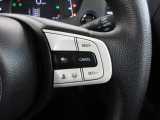 ハンドル右側にはクルーズコントロールのスイッチが装備され運転中の操作も安心して行えます!