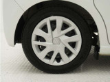◆純正ホイール装着車◆シンプルなデザインのホイールキャップ付きです。