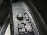 電動格納ミラー! スイッチひとつでミラーを畳めます。