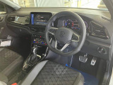 運転席はセンターモニターはドライバー側を向いています。