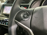 ステアリングにオーディオ操作スイッチが付いています。オーディオ画面に直接タッチしなくても操作が出来ますので、運転に集中できます。