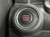 【プッシュスタート】スマートキーを持っているだけ、鍵を差し込むことなく、ボタンを押すだけでエンジン始動や停止を行うことができます。