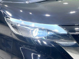 【LEDヘッドライト】悪天候や夜間走行時も良好な視界を確保し安心して運転できる高輝度LEDヘッドライトを装備!点灯速度が早く、消費電力も抑えられています。