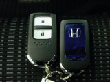 スマートキー付!キーを取り出さなくてもドアロックの施錠・開錠、エンジンの始動が出来ます!雨の日や荷物の多い日にとても便利ですね♪