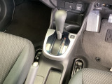 シンプルでとても使いやすいフロアシフトに、パーキングブレーキはハンドタイプのサイドブレーキです。