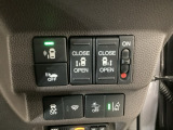 【両側パワースライドドア】両側がパワースライドドアになっており、運転席のスイッチやスマートキーでも開閉が可能です!開口部も広いので乗り降りも楽々♪